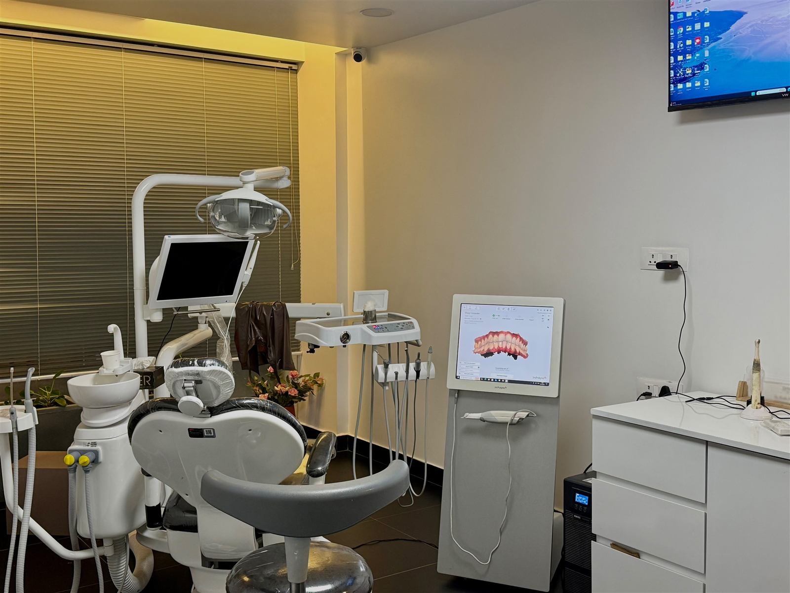 Treatment room with a 3Shape intraoral scanner at Studio Dental